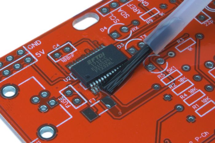 Установить микросхему. Крепление компонентов на печатной плате. Переключатель на печатной плате. Монтаж микросхем. Микросхемы для монтажа в отверстие.